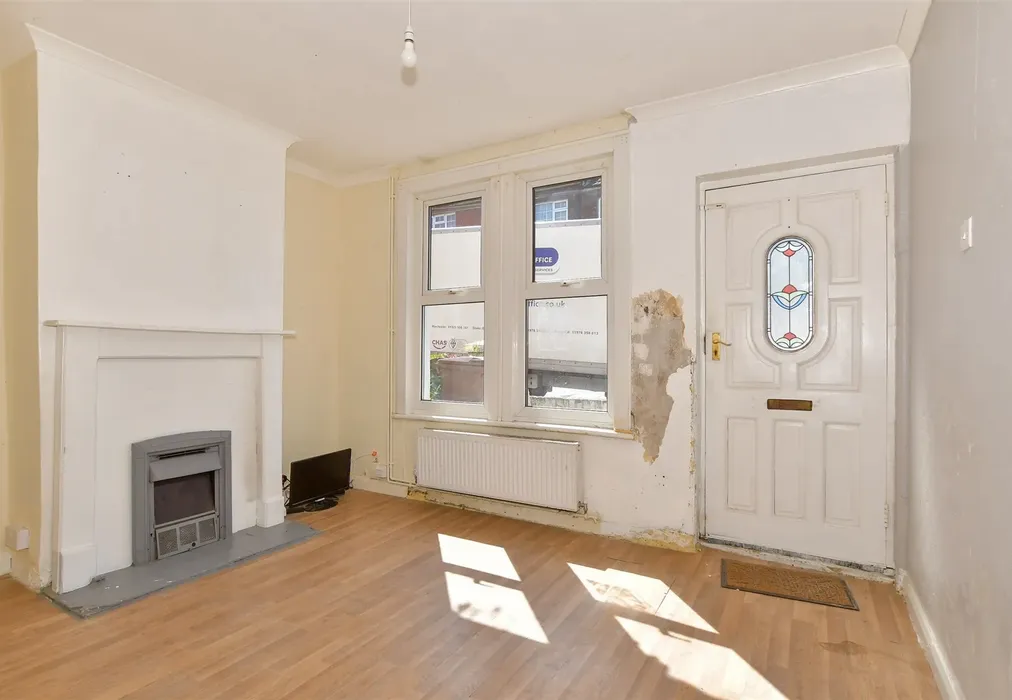Lounge - Magpie Hall Road, Chatham, Kent - Wards of Kent