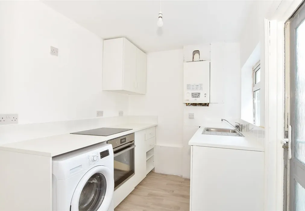 Kitchen - Magpie Hall Road, Chatham, Kent - Wards of Kent