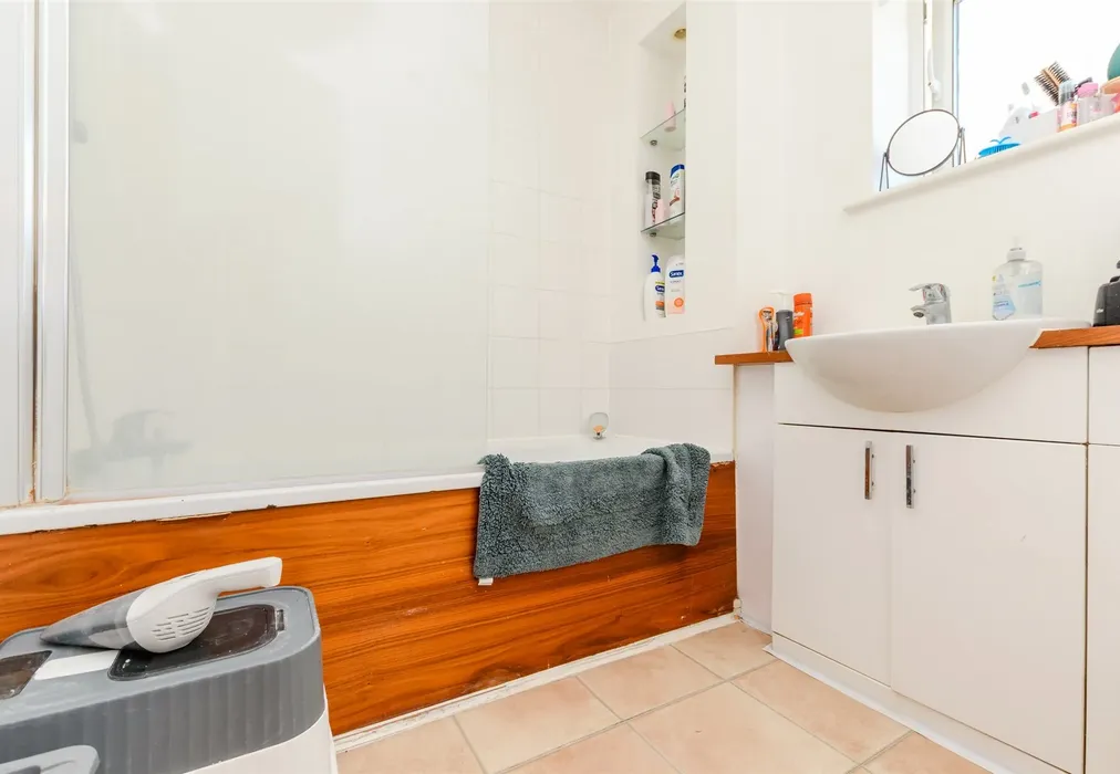 Bathroom - Springhead Parkway, Northfleet, Gravesend, Kent - Wards of Kent
