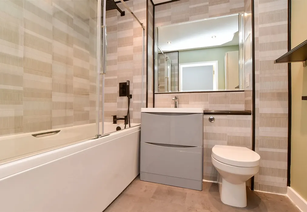 Bathroom - Godstone Road, Kenley, Surrey - Wards of Kent