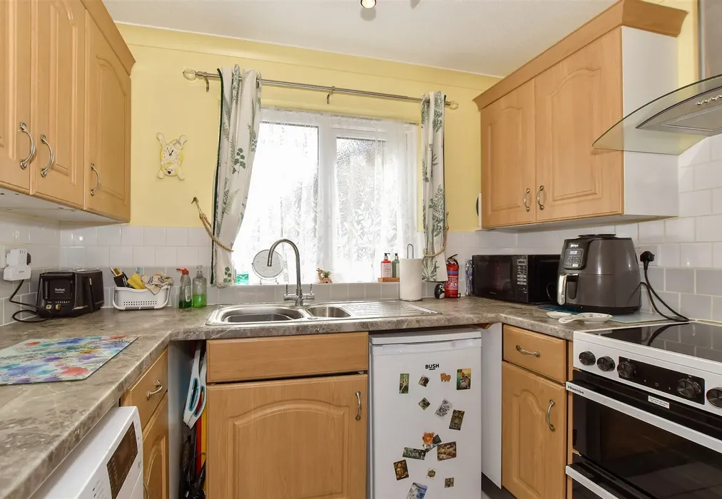 Kitchen - Lancelot Close, Ifield, Crawley, West Sussex - Wards of Kent