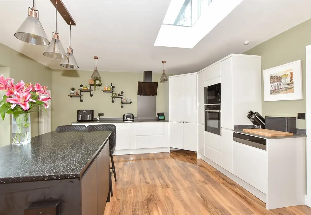 Kitchen/Breakfast Room - Pembroke Avenue, Margate, Kent - Wards of Kent