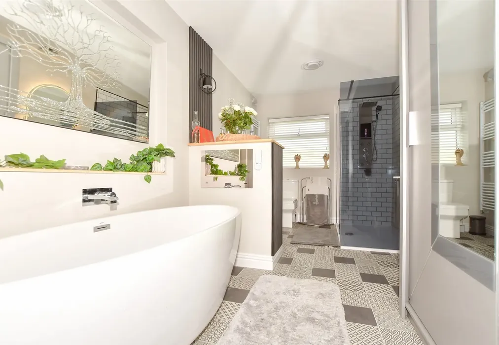 En-Suite Bathroom - Pembroke Avenue, Margate, Kent - Wards of Kent