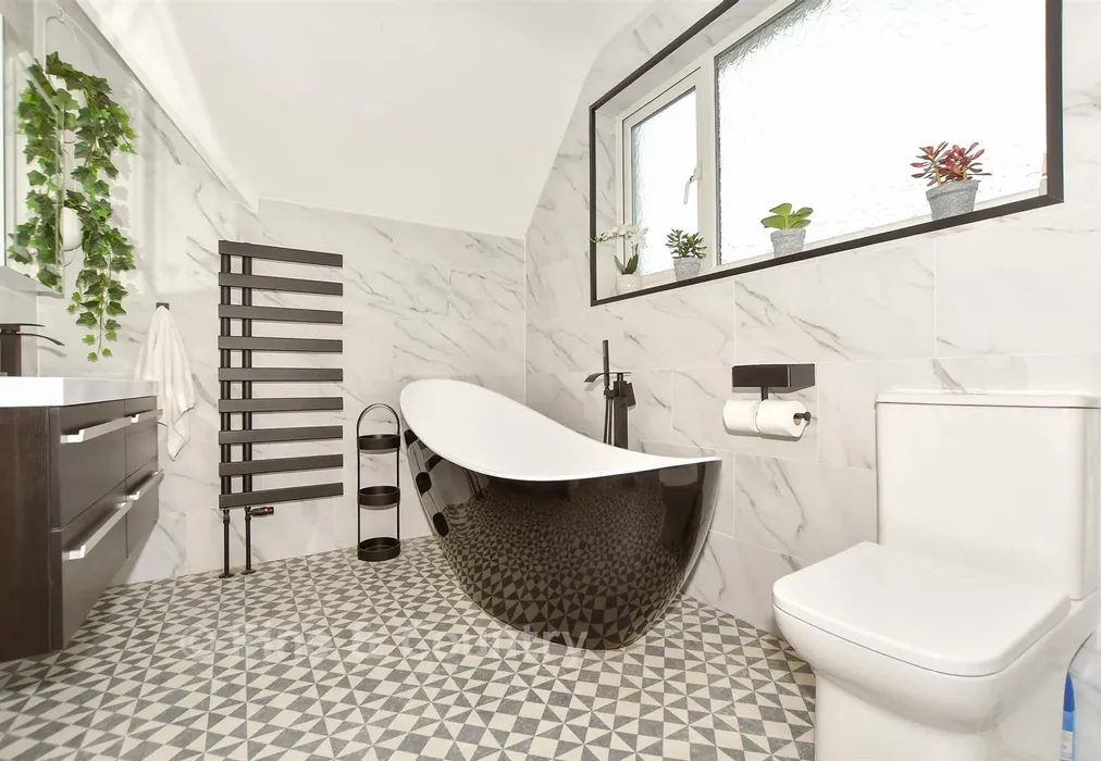 Bathroom - Pembroke Avenue, Margate, Kent - Wards of Kent