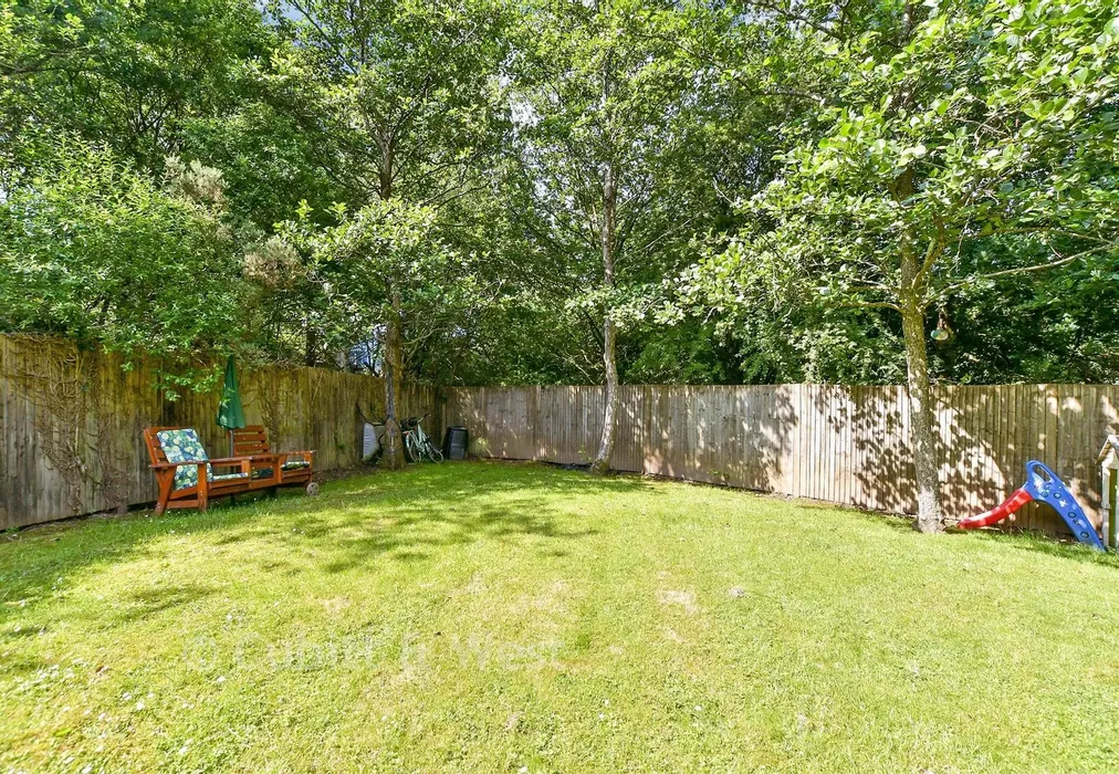 Communal Gardens - Bolton Road, Maidenbower, Crawley, West Sussex - Wards of Kent