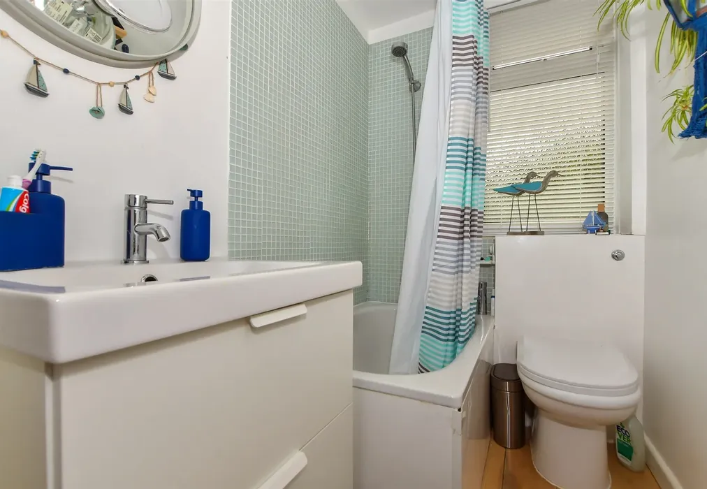 Bathroom - Teston Road, Offham, West Malling, Kent - Wards of Kent