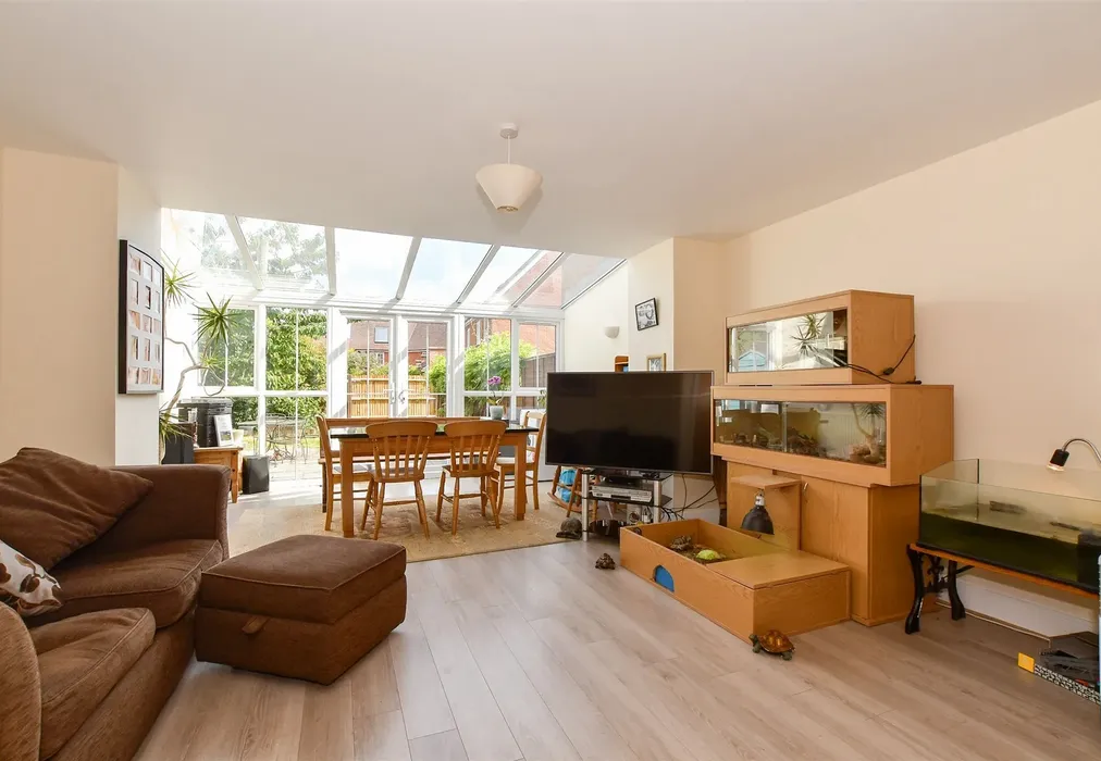 Lounge - Flint Close, Horley, Surrey - Wards of Kent