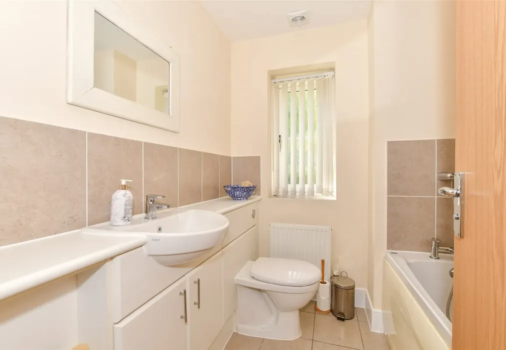 Bathroom - Flint Close, Horley, Surrey - Wards of Kent