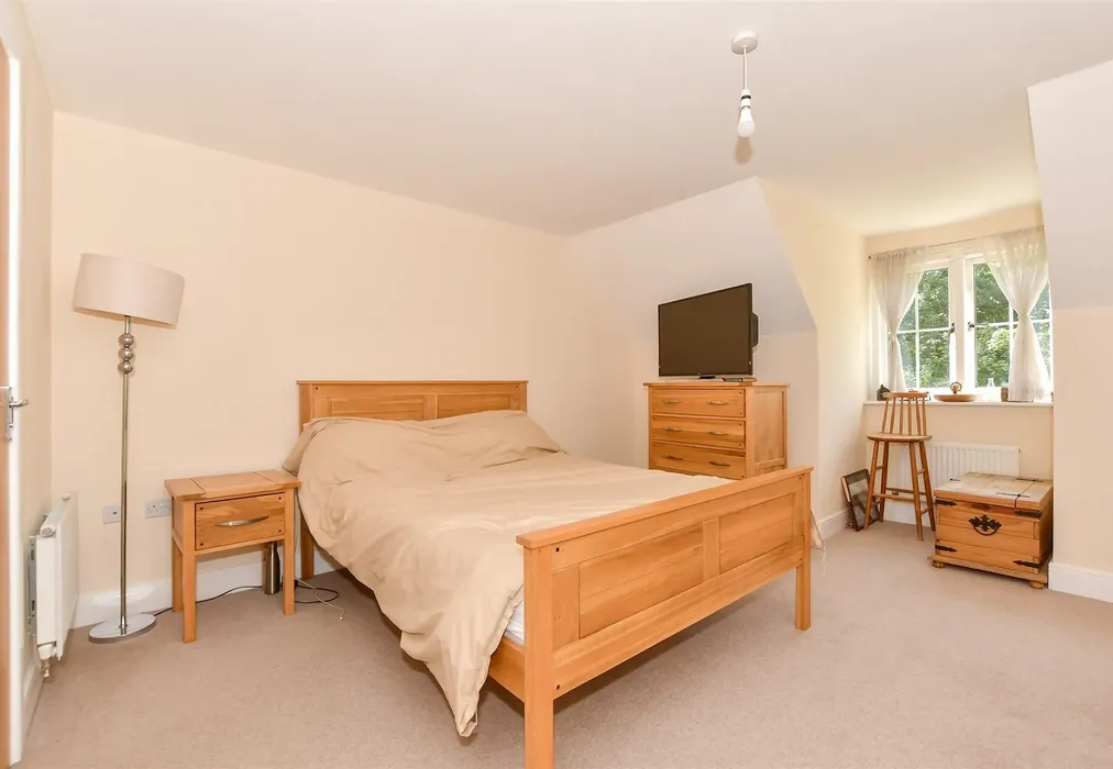 Bedroom 1 - Flint Close, Horley, Surrey - Wards of Kent
