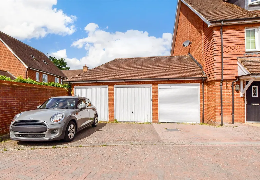 Garage - Flint Close, Horley, Surrey - Wards of Kent