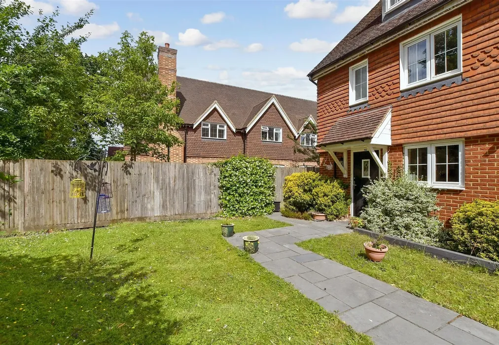 Front Garden - Flint Close, Horley, Surrey - Wards of Kent