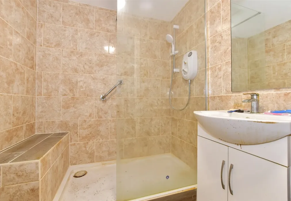 Shower Room - The Bayle, Folkestone, Kent - Wards of Kent