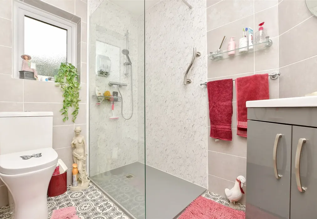 Bathroom - Princes Gardens, Margate, Kent - Wards of Kent