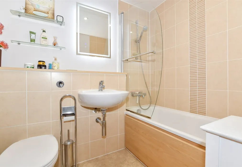 Family Bathroom - Alisander Close, Snodland, Kent - Wards of Kent