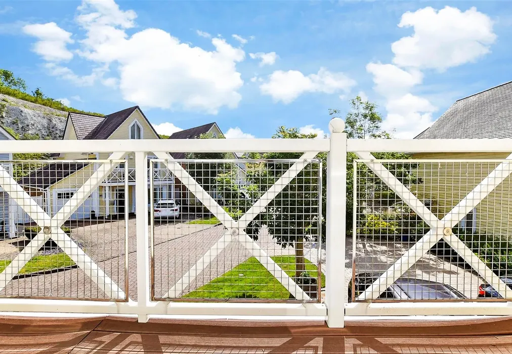 Balcony - Alisander Close, Snodland, Kent - Wards of Kent