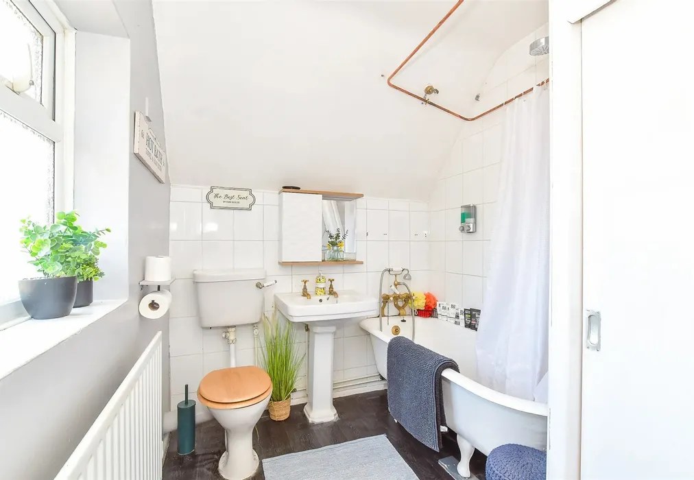 Bathroom - Chalk Lane, Sidlesham, Chichester, West Sussex - Wards of Kent