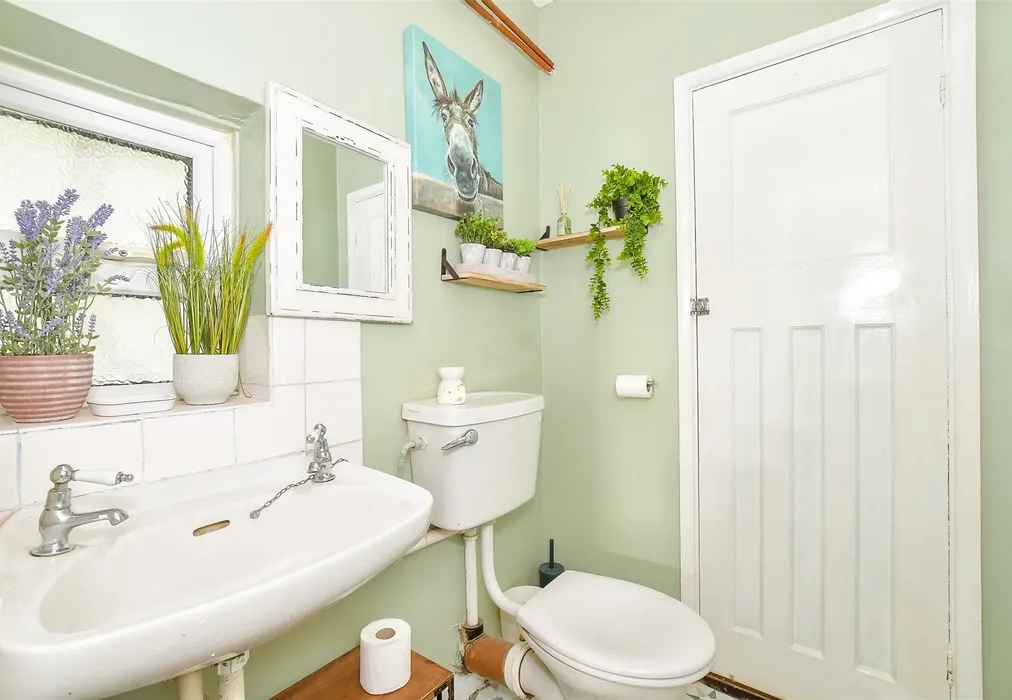 Cloakroom - Chalk Lane, Sidlesham, Chichester, West Sussex - Wards of Kent