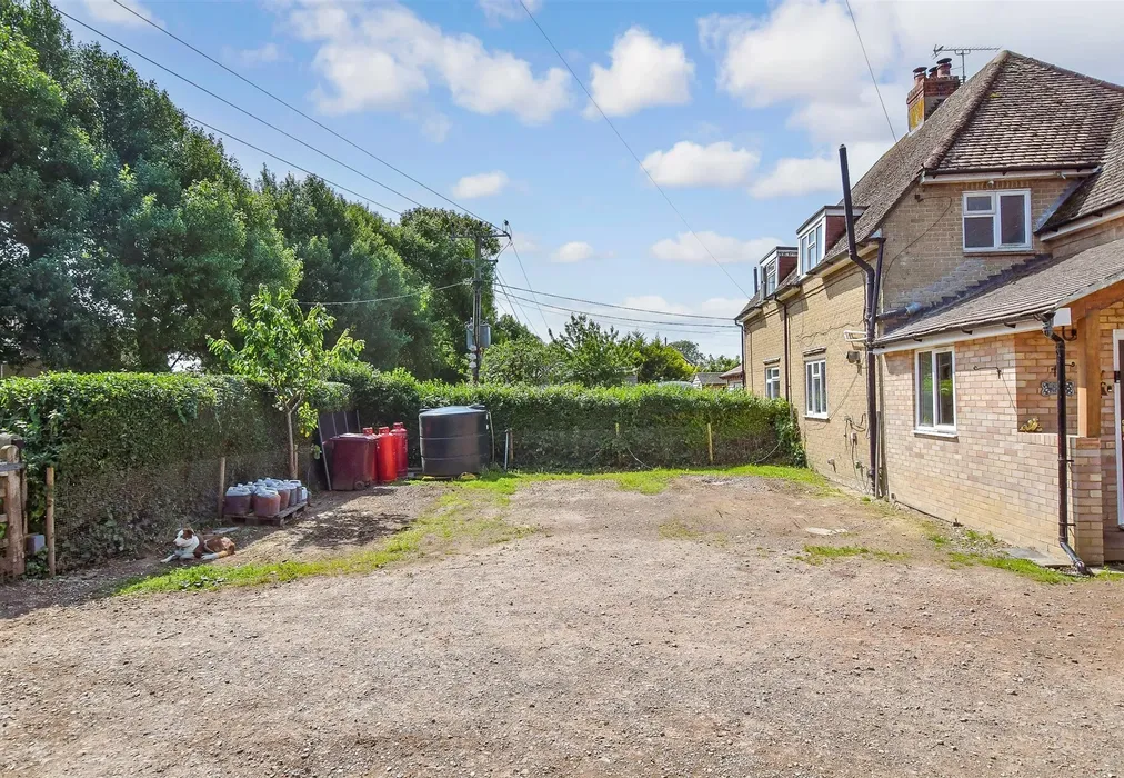 Driveway/Parking - Chalk Lane, Sidlesham, Chichester, West Sussex - Wards of Kent