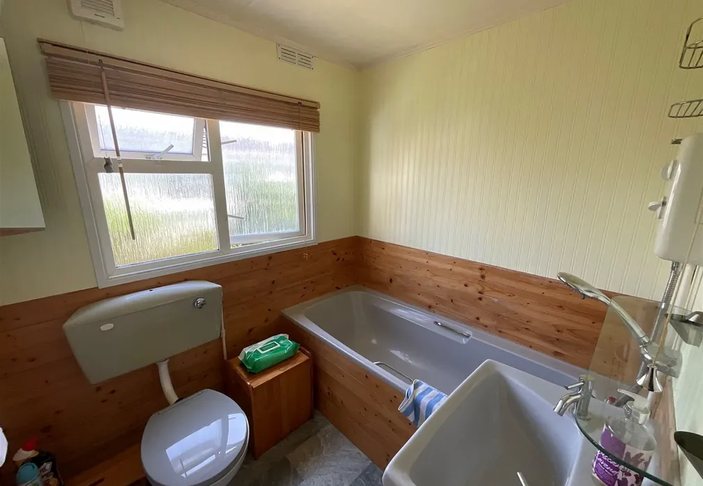 Bathroom - Durford Road, Petersfield, Hampshire - Wards of Kent