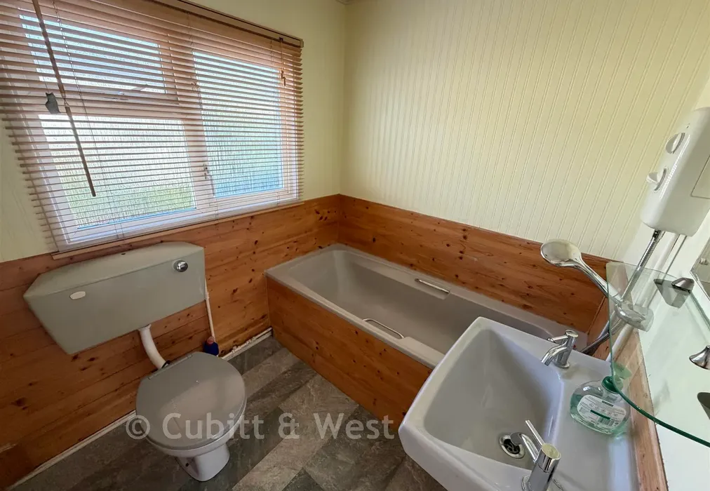 Bathroom - Durford Road, Petersfield, Hampshire - Wards of Kent