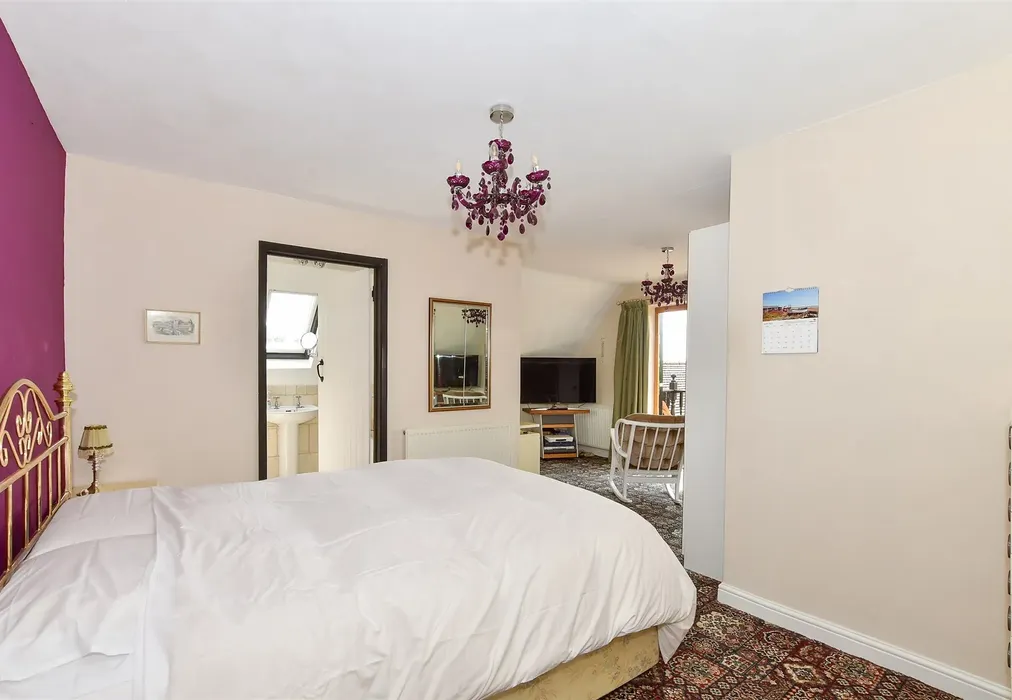 Bedroom 1 - Lower Street, Pulborough, West Sussex - Wards of Kent