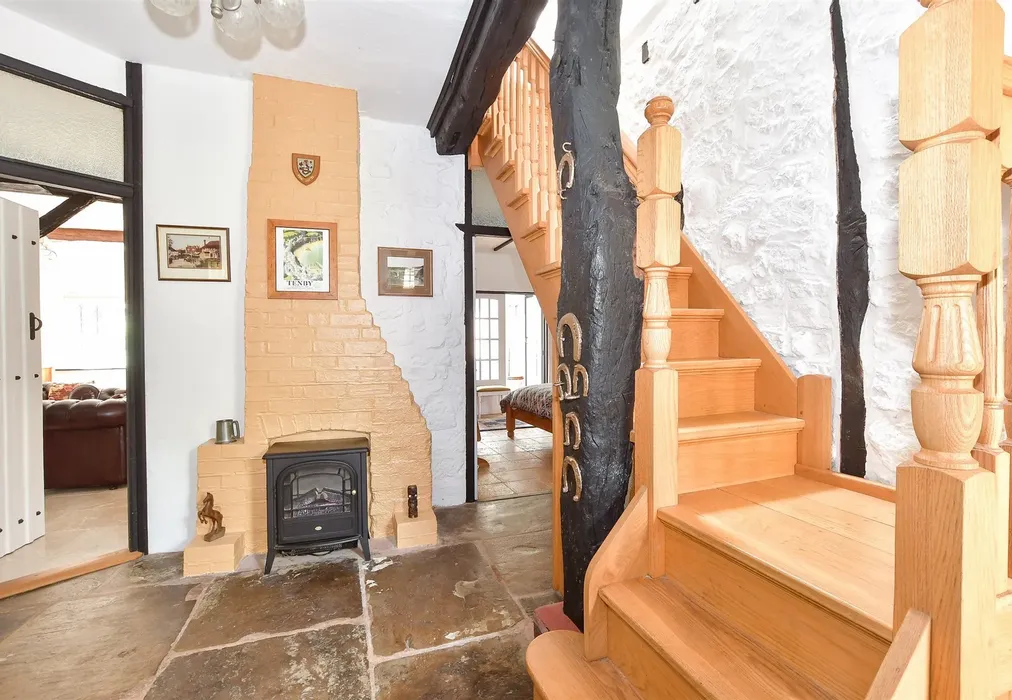 Entrance Hall - Lower Street, Pulborough, West Sussex - Wards of Kent