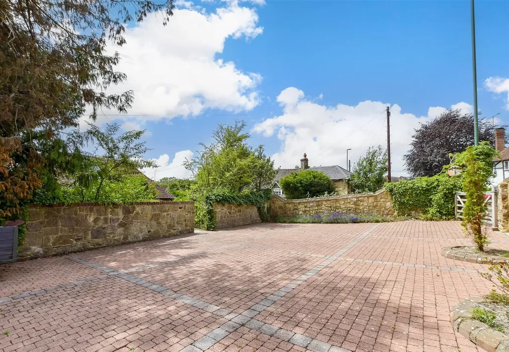 Driveway/Parking - Lower Street, Pulborough, West Sussex - Wards of Kent