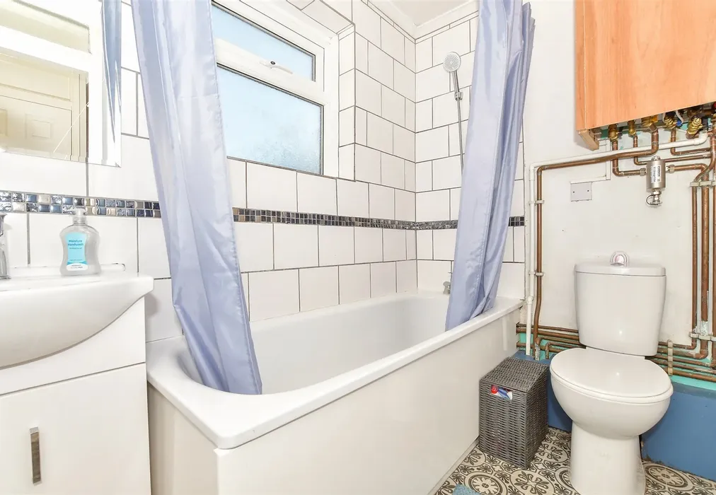 Bathroom - Poyntell Road, Staplehurst, Kent - Wards of Kent