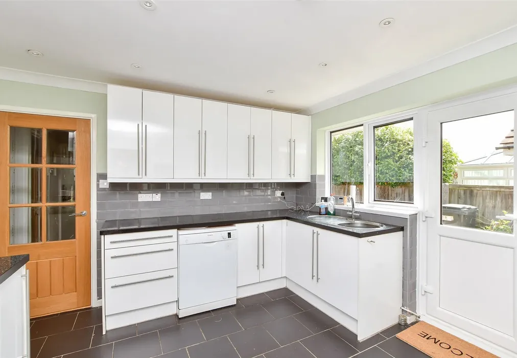 Kitchen - Grenville Way, Broadstairs, Kent - Wards of Kent