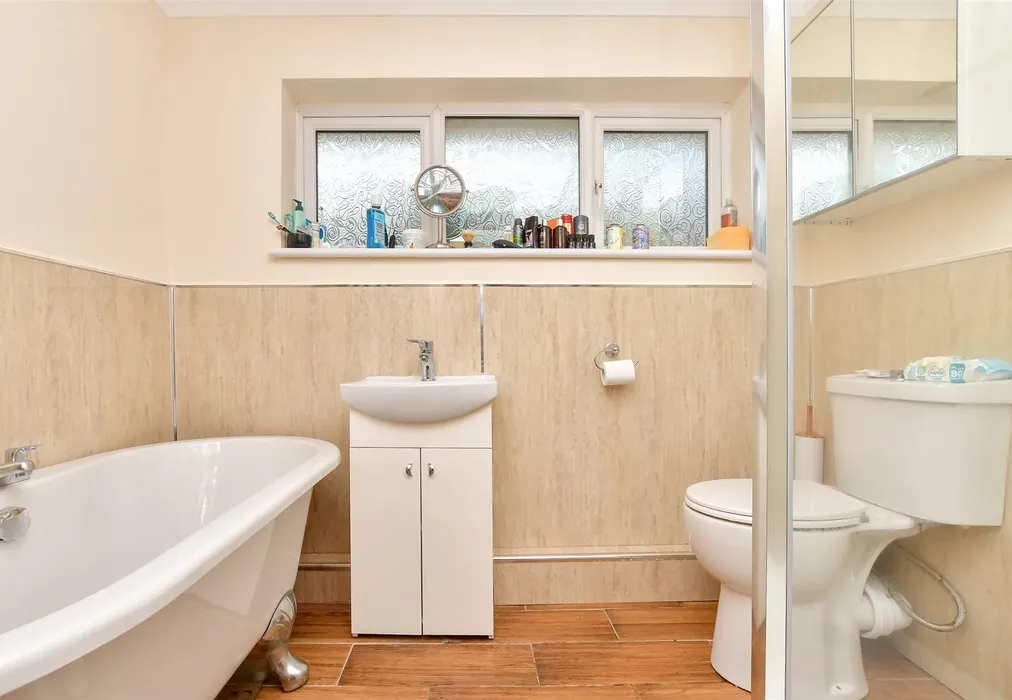 Bathroom - Grenville Way, Broadstairs, Kent - Wards of Kent