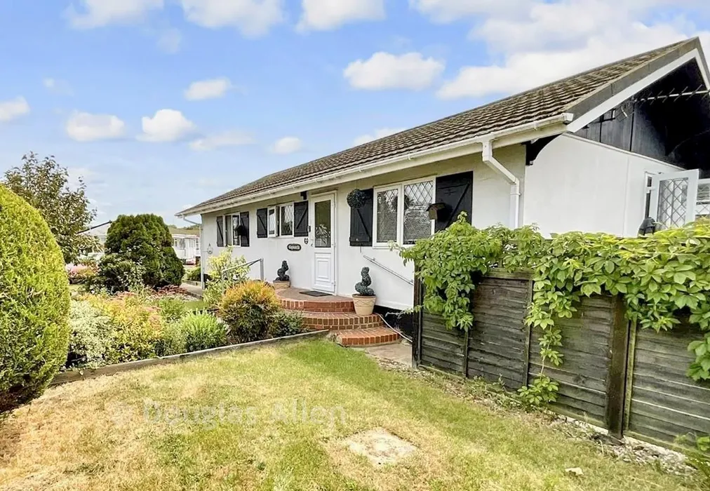 Front - Lower Dunton Road, Dunton, Brentwood, Essex - Wards of Kent