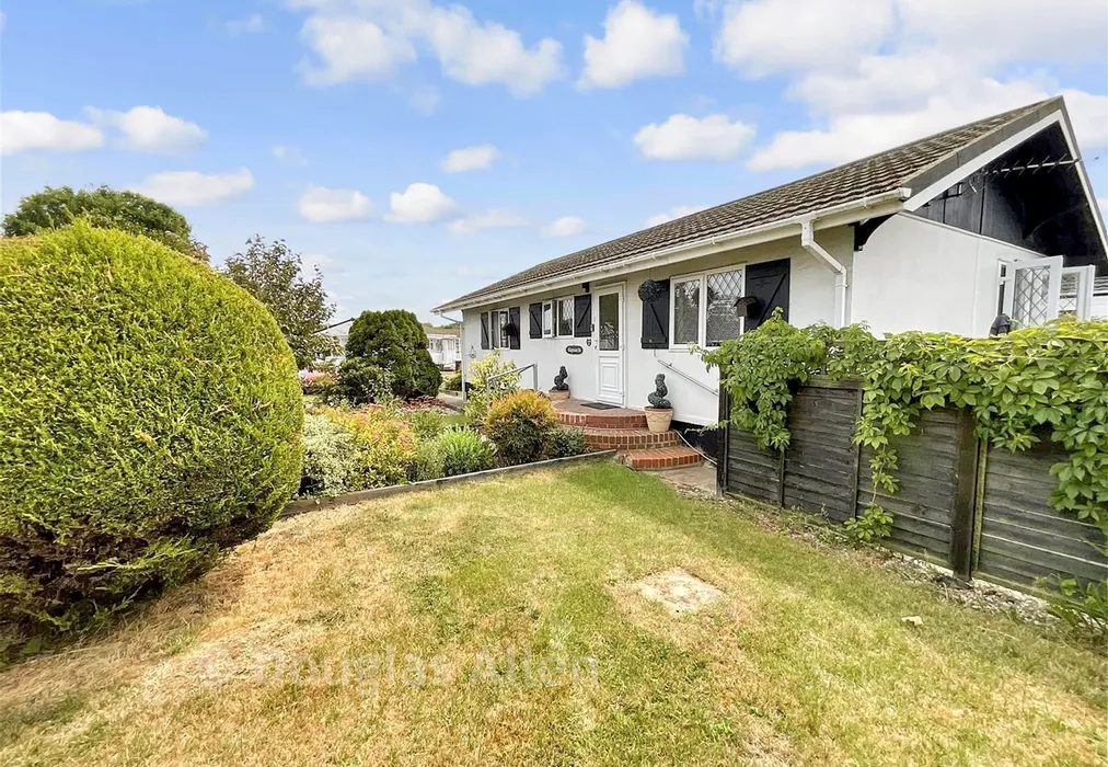 Front - Lower Dunton Road, Dunton, Brentwood, Essex - Wards of Kent