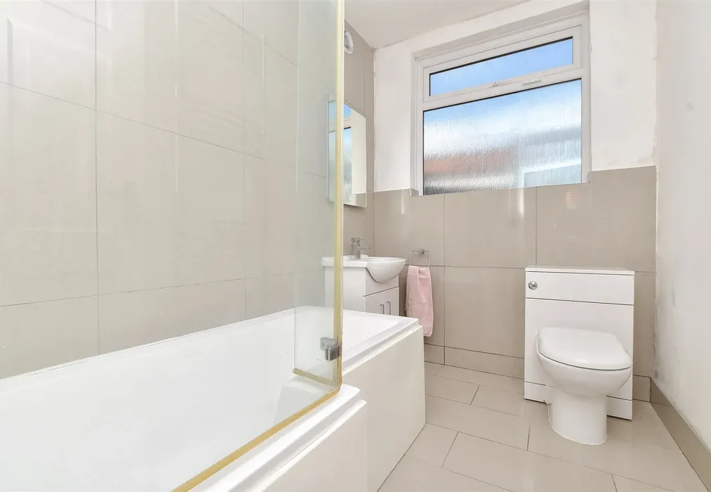 Bathroom - Oak Avenue, Shirley, Croydon, Surrey - Wards of Kent