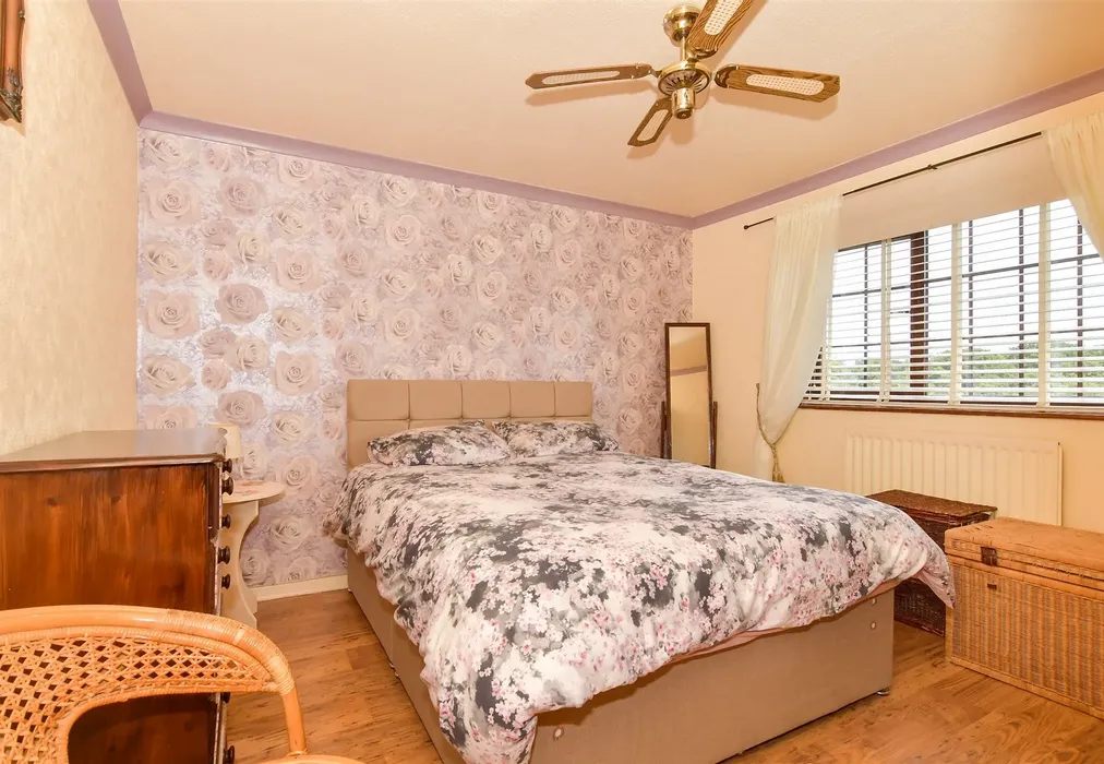 Bedroom 1 - Ingress Gardens, Greenhithe, Kent - Wards of Kent