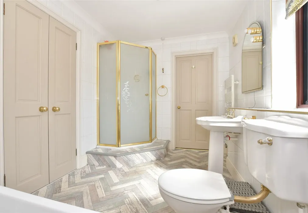 En-Suite - Lime Tree Court, Freshwater, Isle of Wight - Wards of Kent
