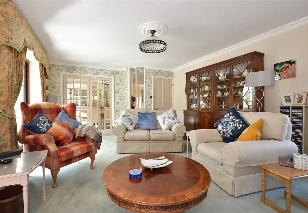 Sitting Room - Lime Tree Court, Freshwater, Isle of Wight - Wards of Kent