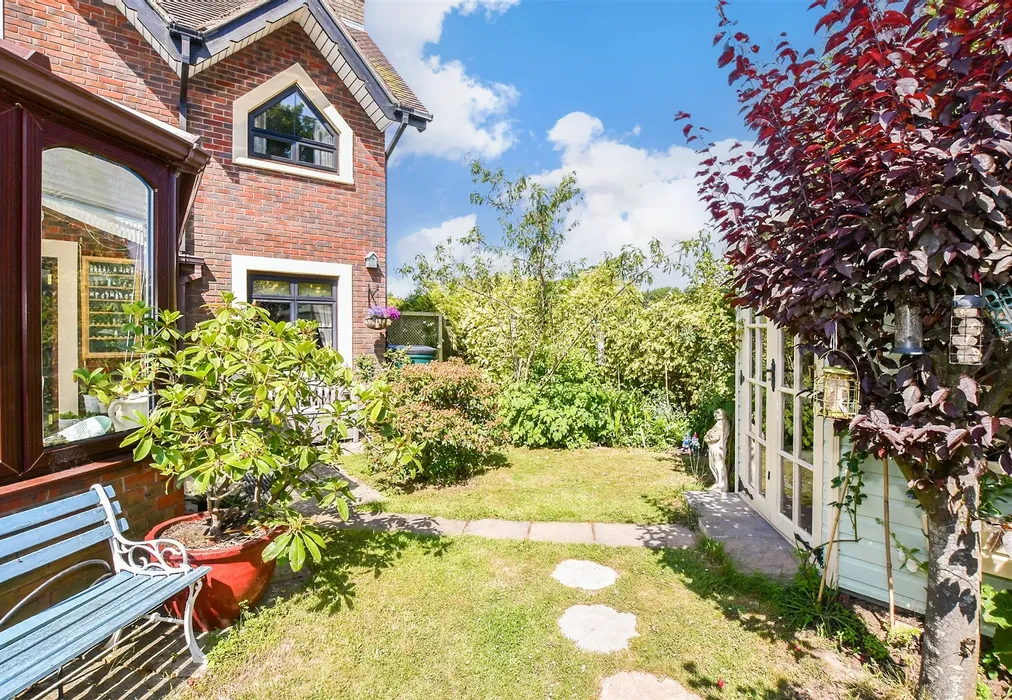 Rear Garden - Lime Tree Court, Freshwater, Isle of Wight - Wards of Kent