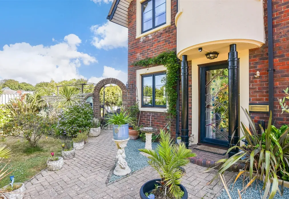 External Lifestyle Photograph - Lime Tree Court, Freshwater, Isle of Wight - Wards of Kent