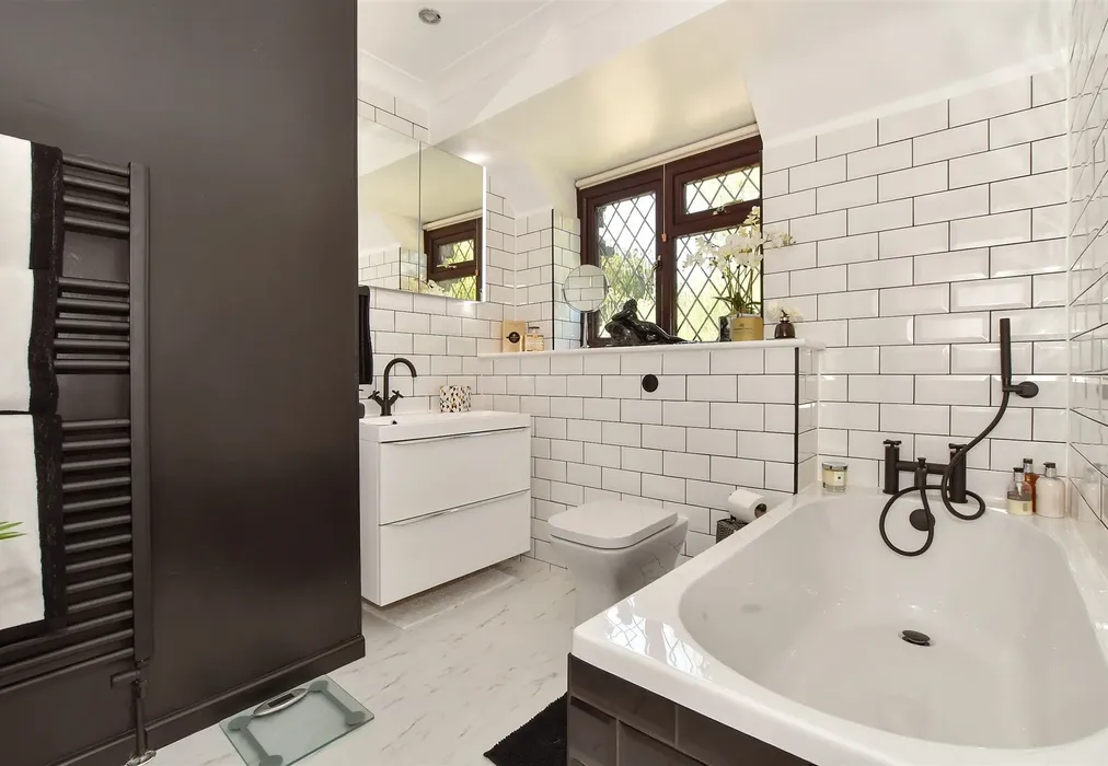 Bathroom - The Street, Bramber, Steyning, West Sussex - Wards of Kent