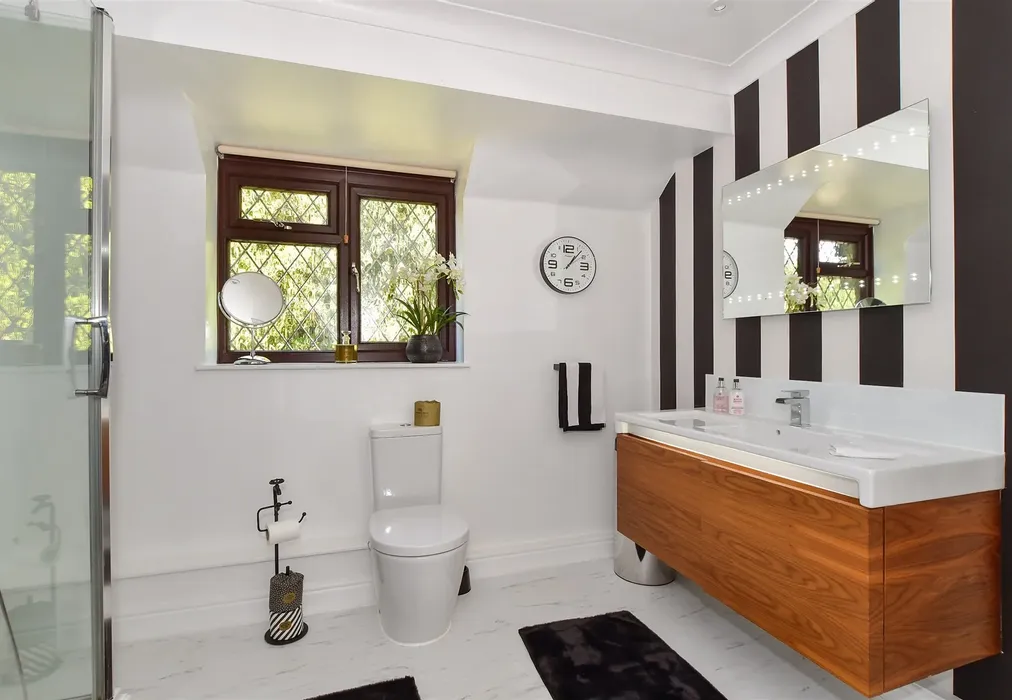En-Suite Shower Room - The Street, Bramber, Steyning, West Sussex - Wards of Kent