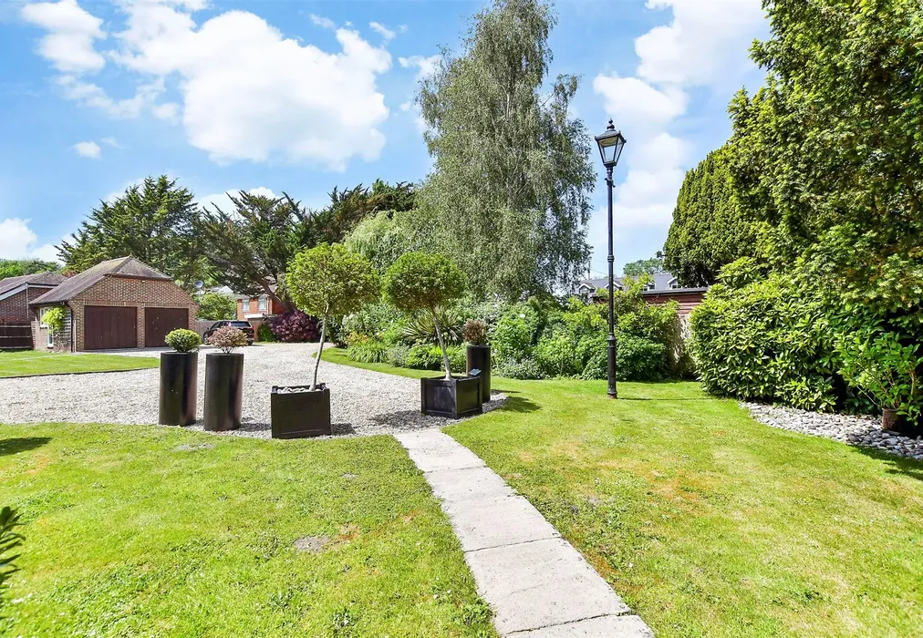 Front Garden - The Street, Bramber, Steyning, West Sussex - Wards of Kent