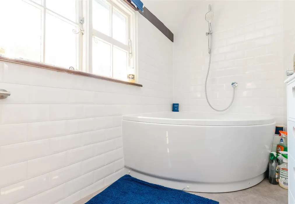Bathroom - Harvel Street, Meopham, Gravesend, Kent - Wards of Kent
