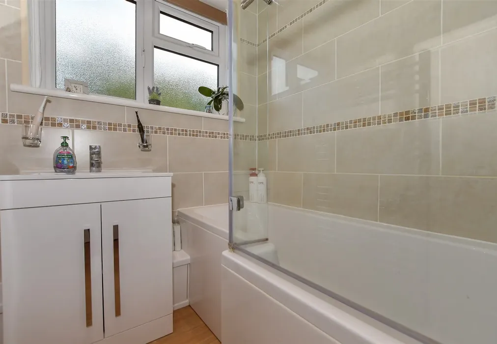 Bathroom - Workhouse Lane, East Farleigh, Maidstone, Kent - Wards of Kent