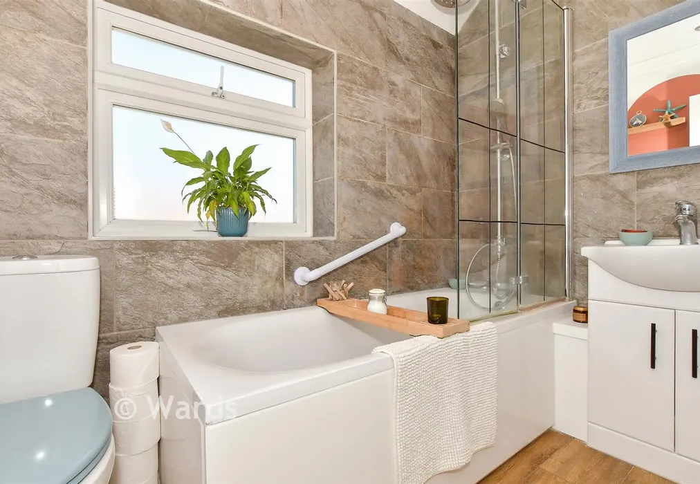 Bathroom - Douglas Road, Deal, Kent - Wards of Kent