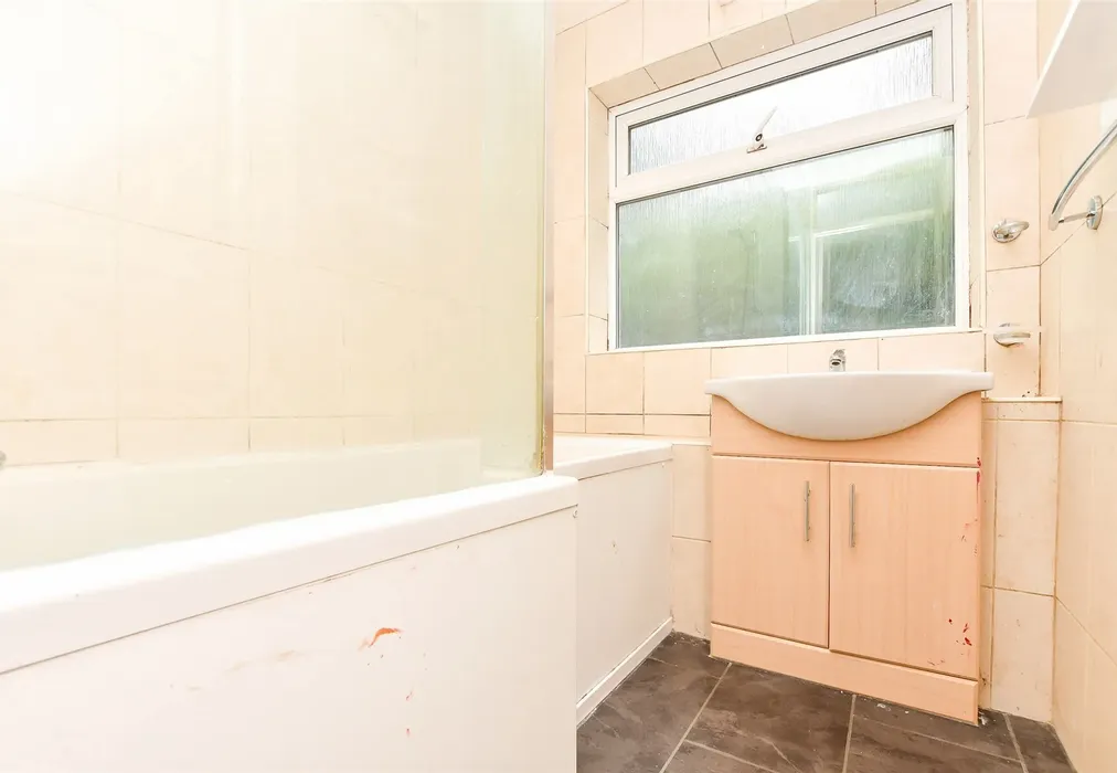 Bathroom - Beechwood Road, Caterham, Surrey - Wards of Kent