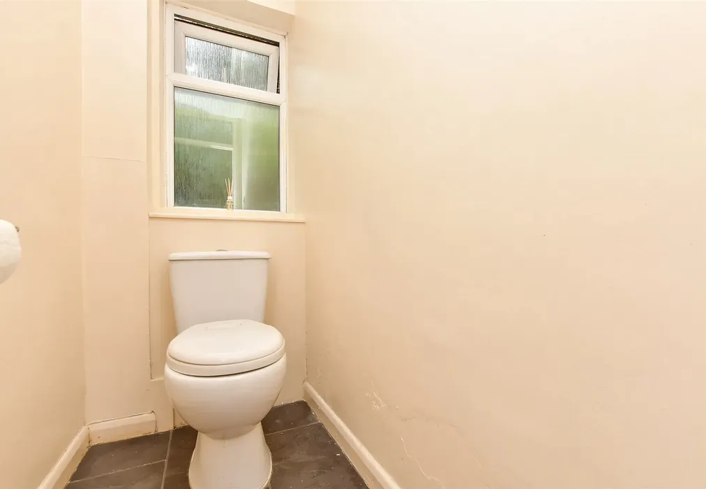 Bathroom - Beechwood Road, Caterham, Surrey - Wards of Kent
