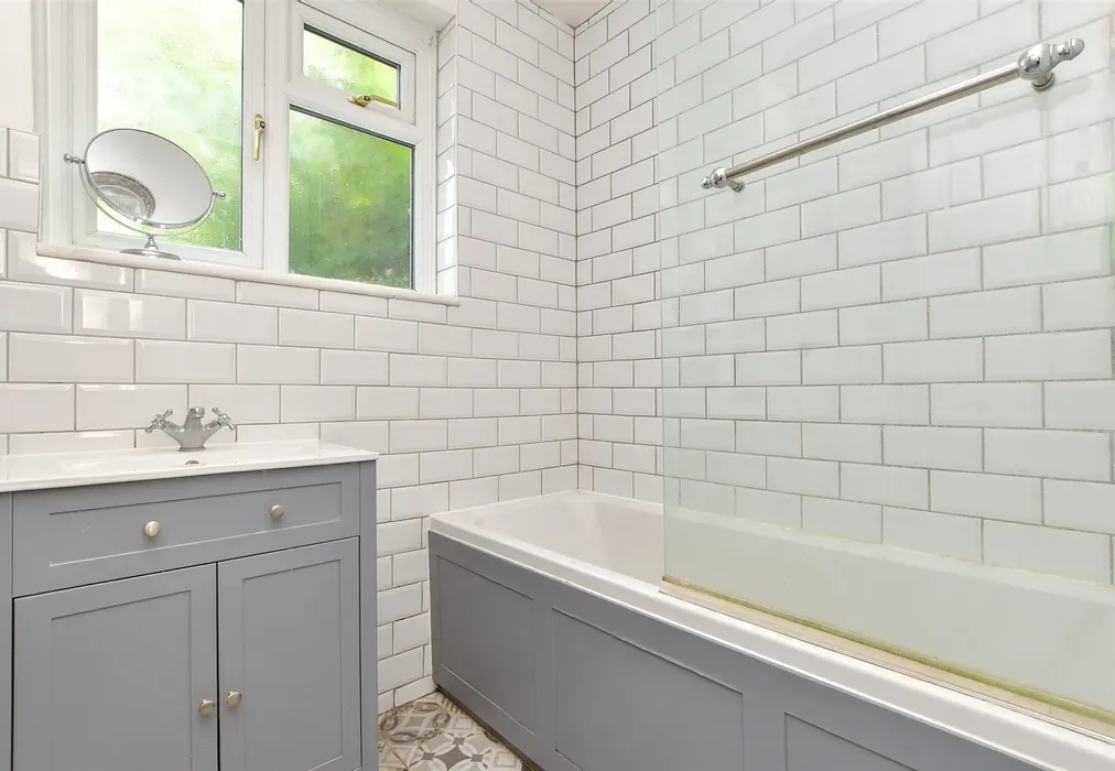 Bathroom - Croft Road, Sutton, Surrey - Wards of Kent