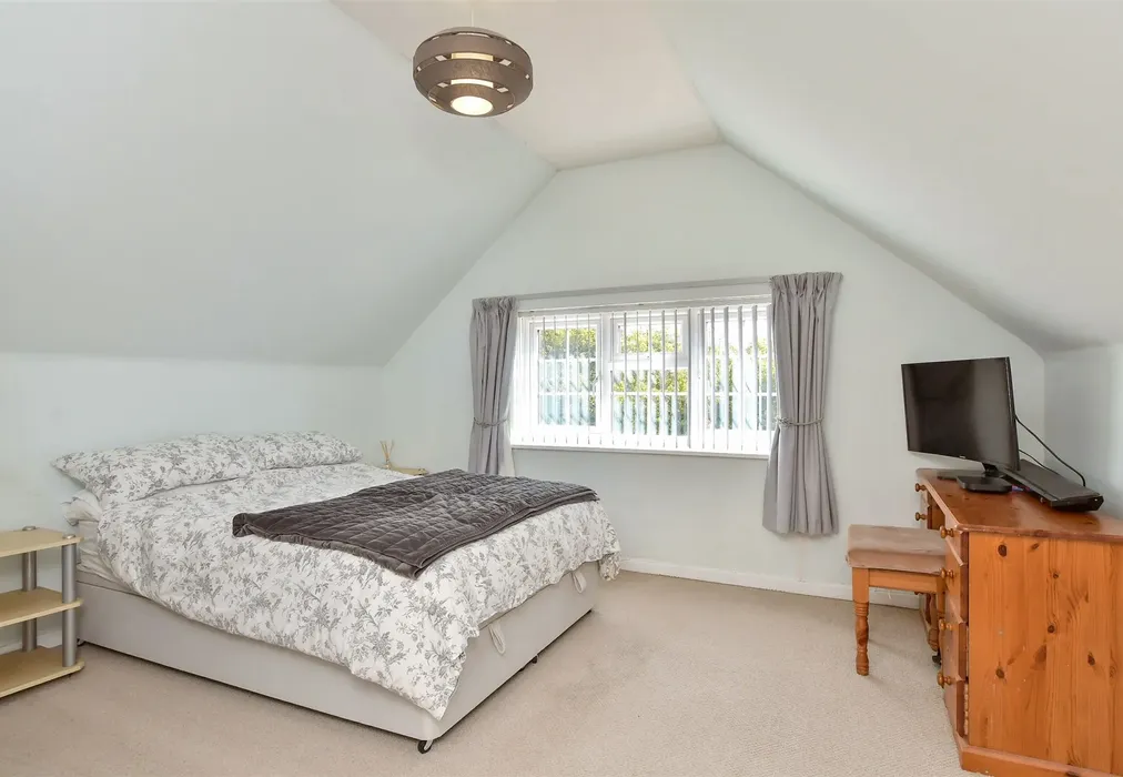 Bedroom 1 - Sea Lane, Ferring, West Sussex - Wards of Kent