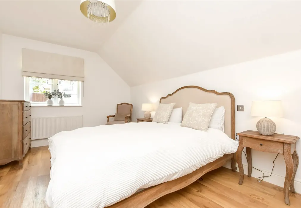 Bedroom 1 - Bankside, Epsom, Surrey - Wards of Kent