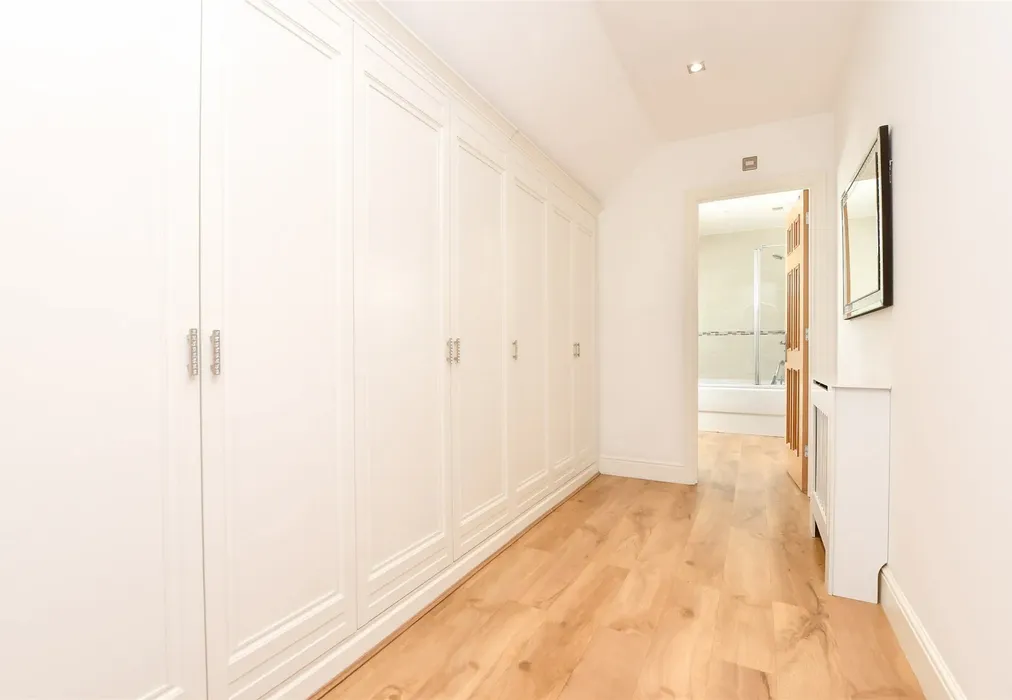Dressing Area - Bankside, Epsom, Surrey - Wards of Kent
